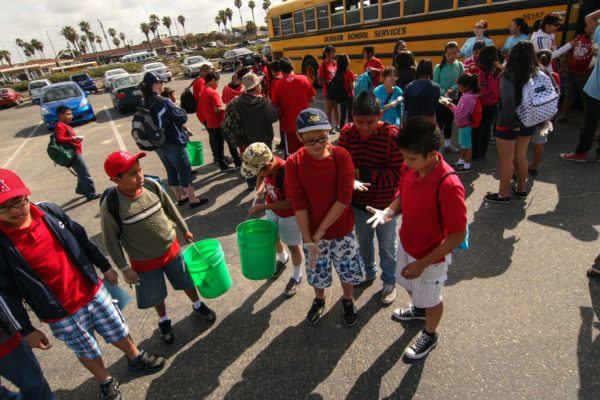 KOD kids with gloves and buckets
